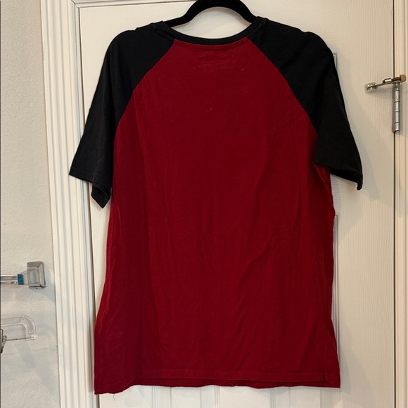 Warner Bros. Harry Potter “Hogwarts Alumni” Red and Black Tee - Picture 3 of 4